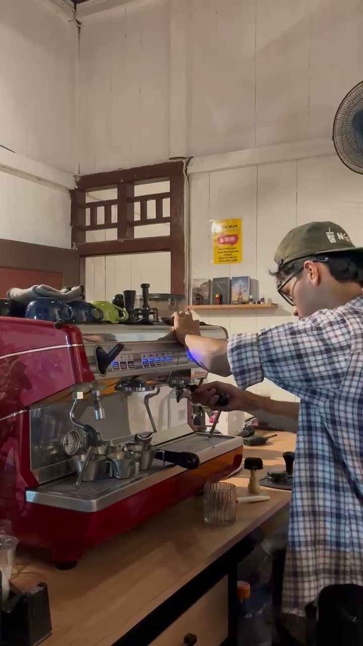 Barista ahli Tim Kopi Indramayu sedang meracik specialty coffee manual brew